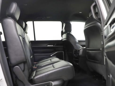 Used 2024 Jeep Wagoneer Series II w/ Flexible Seating Group image 12