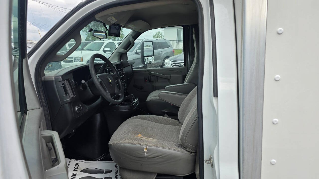 Used 2017 Chevrolet Express 3500 w/ Chrome Appearance Package RWD image 59