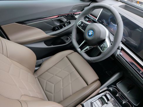 New 2027 BMW i5 M60 w/ M Sport Package AWD/4WD image 36