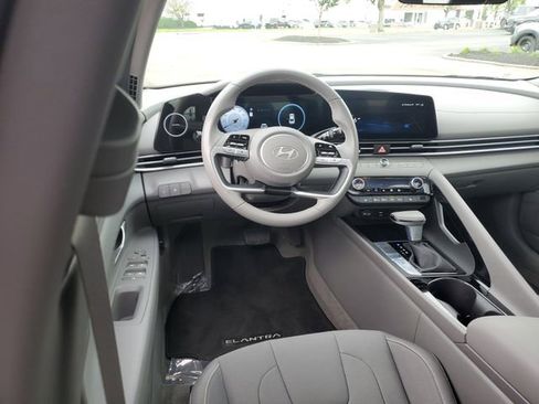Certified 2025 Hyundai Elantra SEL FWD image 10