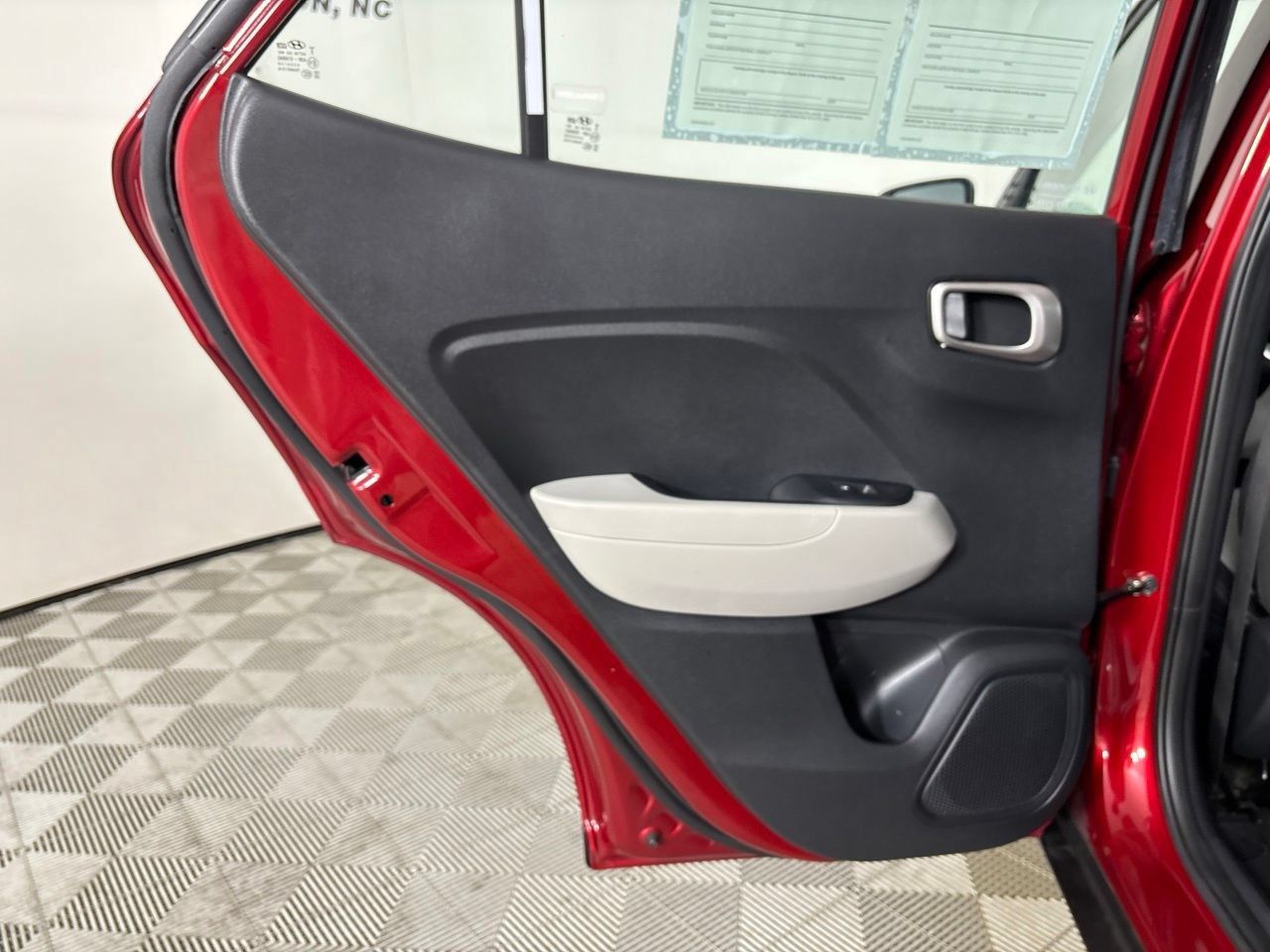 Used 2024 Hyundai Venue SEL FWD image 22