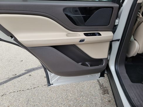 Used 2023 Lincoln Aviator Standard w/ Premium Package image 14