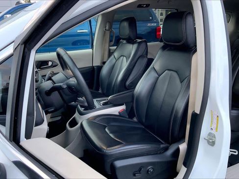 Used 2023 Chrysler Pacifica Touring-L image 7