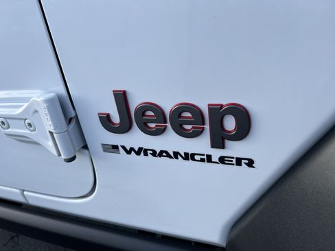 Used 2025 Jeep Wrangler Unlimited Rubicon AWD/4WD image 8