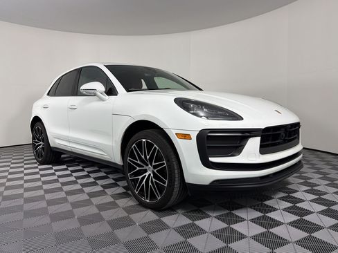 Certified 2025 Porsche Macan AWD/4WD image 7
