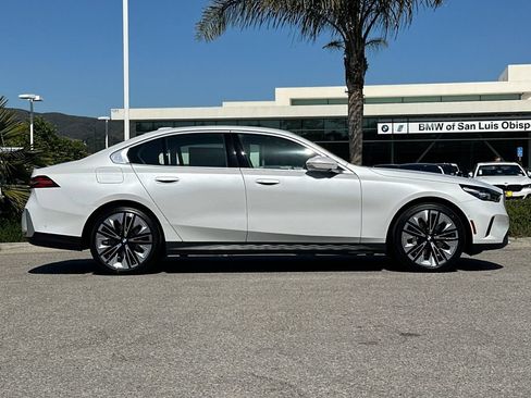 New 2026 BMW 530i RWD image 2