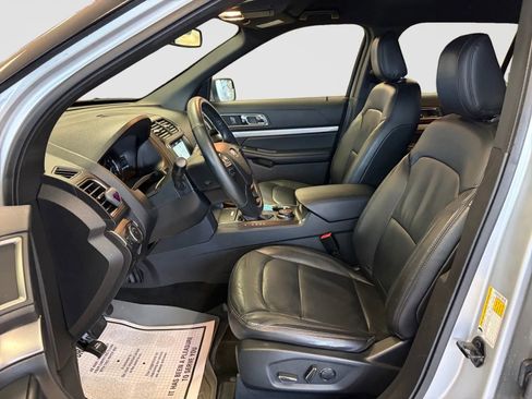 Used 2018 Ford Explorer XLT w/ Equipment Group 202A image 8