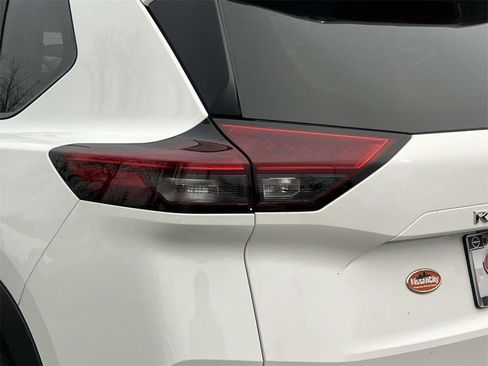 Certified 2023 Nissan Rogue S image 9
