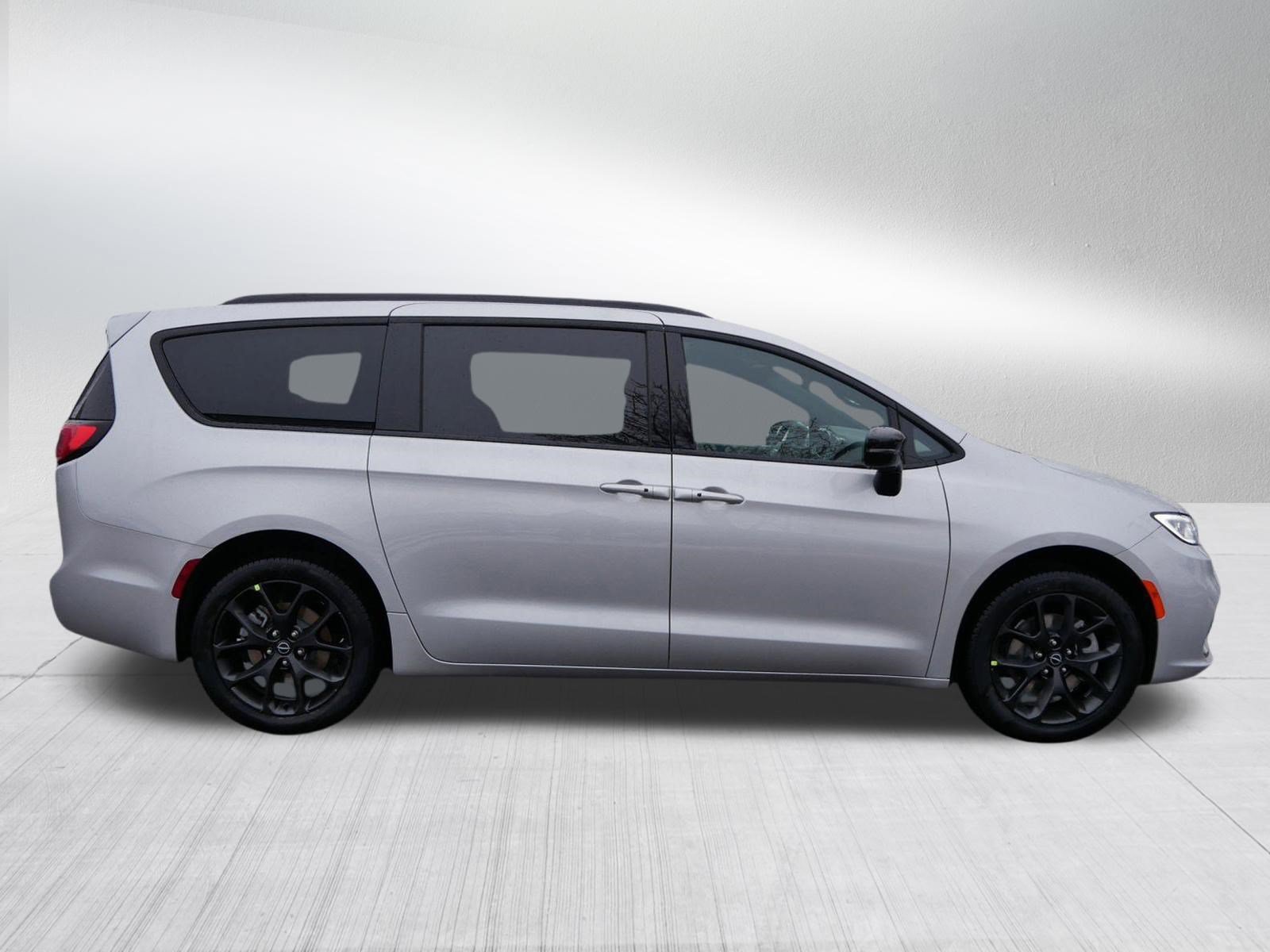New 2026 Chrysler Pacifica Select w/ S Appearance Package AWD/4WD image 8
