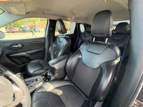 Used 2019 Jeep Cherokee Latitude Plus w/ Cold Weather Group AWD/4WD image 17