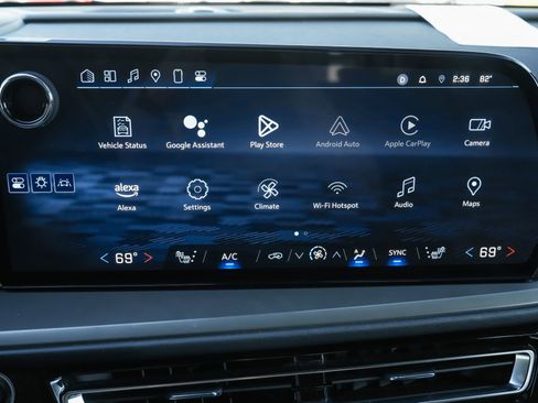 Used 2024 Chevrolet Traverse LT image 12