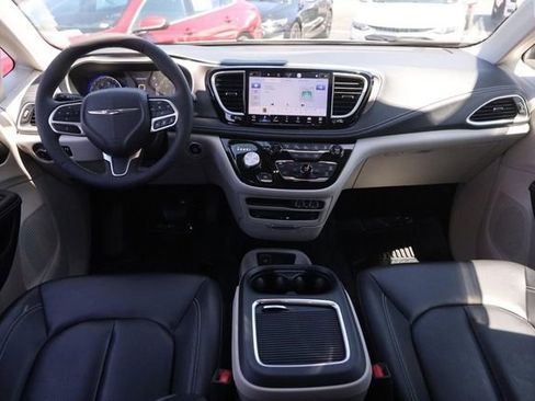 Used 2023 Chrysler Pacifica Touring-L w/ Uconnect Theater Family Group AWD/4WD image 23