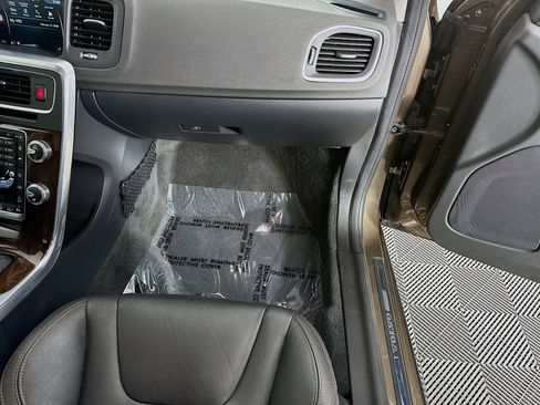 Used 2015 Volvo V60 T5 Cross Country Platinum image 33