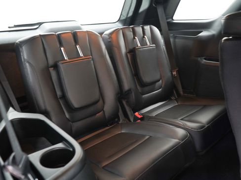 Used 2018 Ford Explorer XLT w/ Equipment Group 202A AWD/4WD image 13