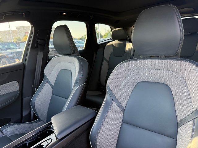 Used 2022 Volvo XC60 B5 R-Design FWD image 15
