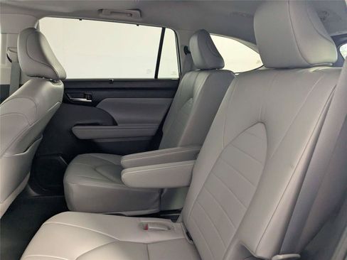 Used 2023 Toyota Highlander XLE AWD/4WD image 31
