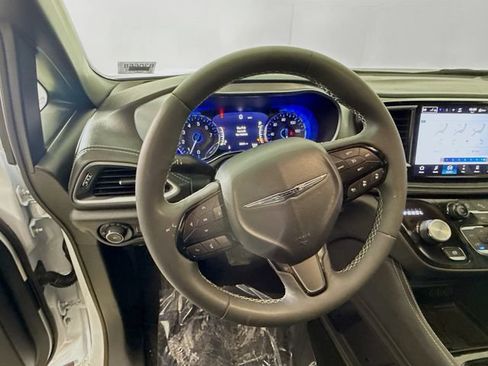 Used 2025 Chrysler Pacifica Limited FWD image 11