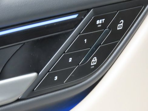 Certified 2025 Porsche Macan 4 Electric AWD/4WD image 36