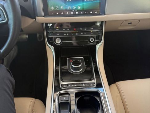 Used 2020 Jaguar XF Premium image 20