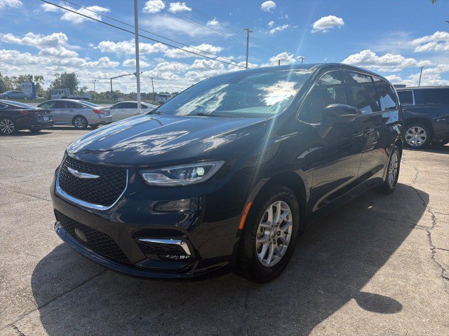 Used 2023 Chrysler Pacifica Touring FWD image 10