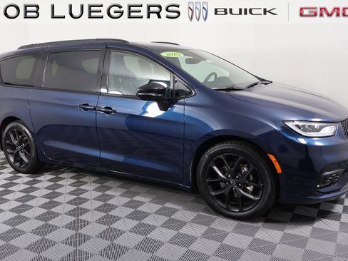 Used 2025 Chrysler Pacifica Limited image 2