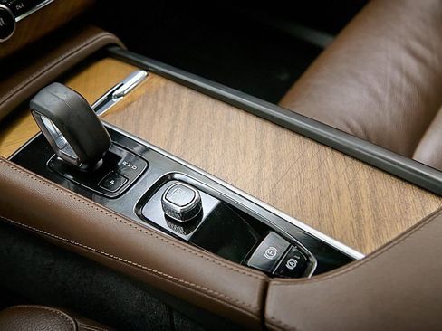 Certified 2024 Volvo XC90 T8 Plus w/ Protection Package Premier image 18