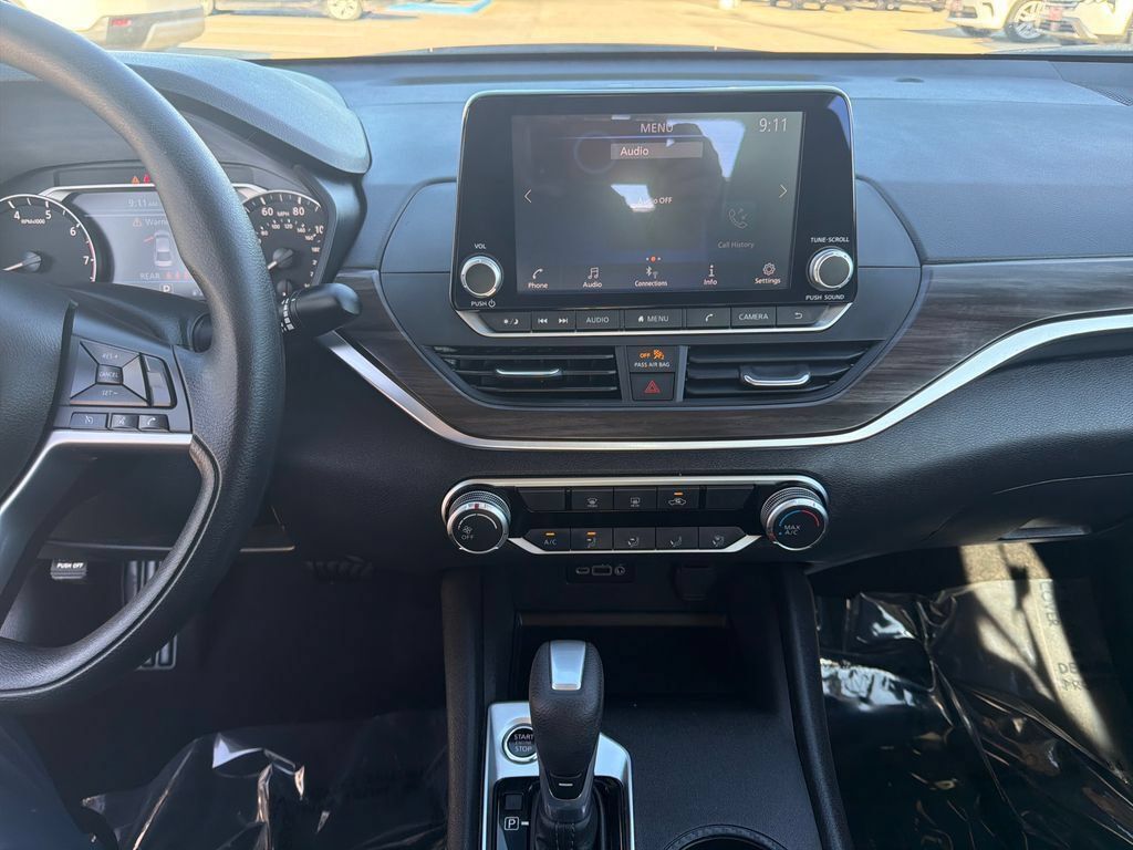 Used 2025 Nissan Altima 2.5 SV FWD image 17