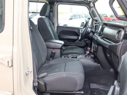 Used 2020 Jeep Gladiator Sport image 26