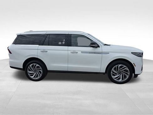 Used 2025 Lincoln Navigator Reserve AWD/4WD image 2