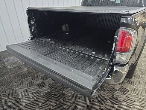 Used 2022 Toyota Tacoma TRD Off-Road image 11