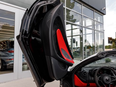 Used 2019 McLaren 570S Spider image 25