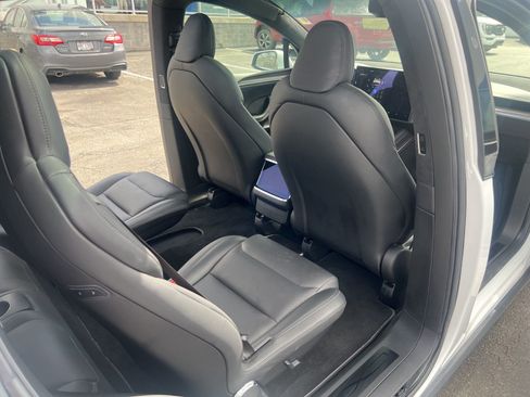 Used 2022 Tesla Model X image 33
