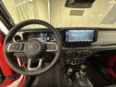 Used 2025 Jeep Wrangler Unlimited Sahara AWD/4WD image 27