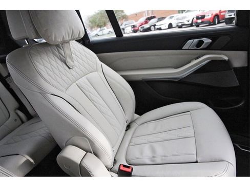 Used 2022 BMW X7 M50i w/ Luxury Seating Package image 10