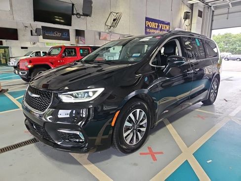 Used 2021 Chrysler Pacifica Touring-L w/ Uconnect Theater Family Group FWD image 14