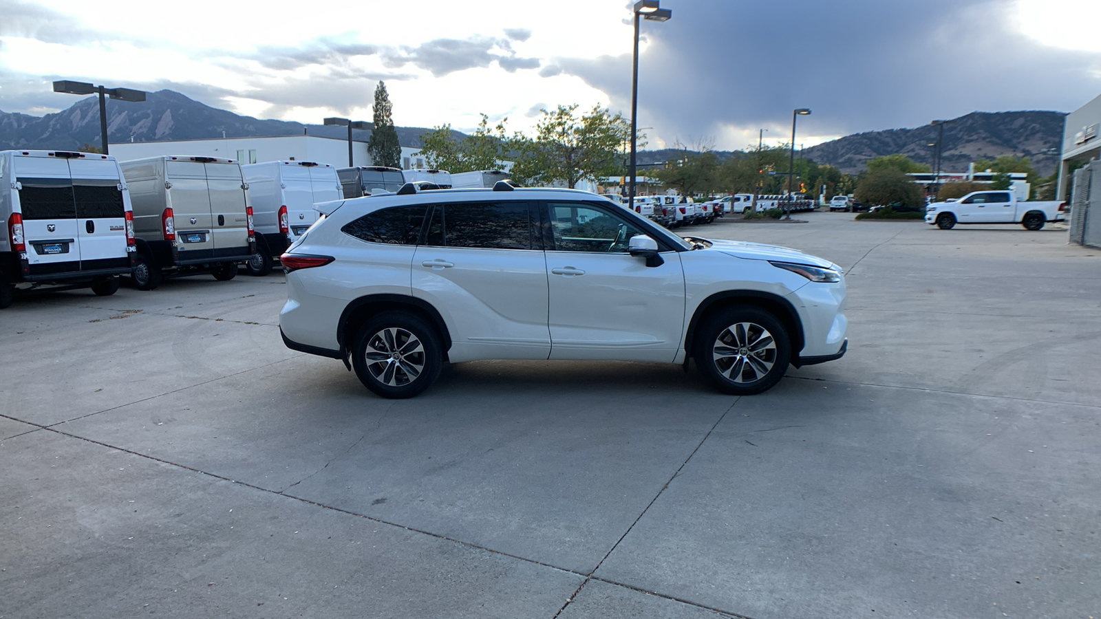 Used 2021 Toyota Highlander XLE AWD/4WD image 5