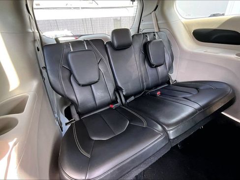 Used 2023 Chrysler Pacifica Touring-L FWD image 25