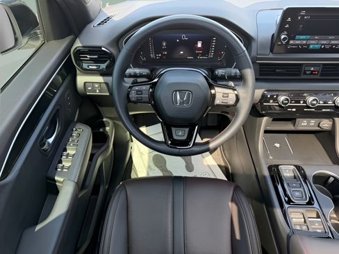 Used 2025 Honda Pilot Black Edition image 11