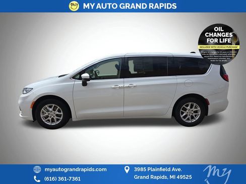 Used 2023 Chrysler Pacifica Touring-L FWD image 4