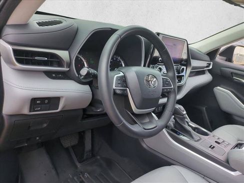 Used 2023 Toyota Highlander XLE FWD image 10