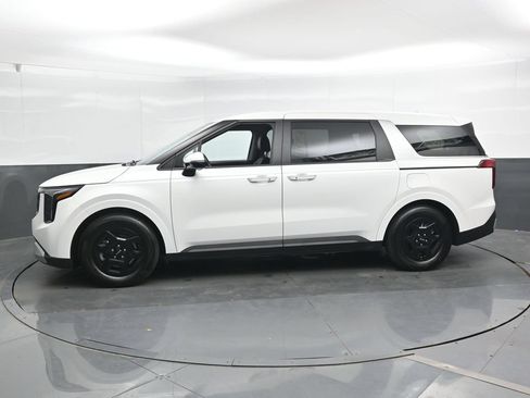 Used 2025 Kia Carnival FWD image 8