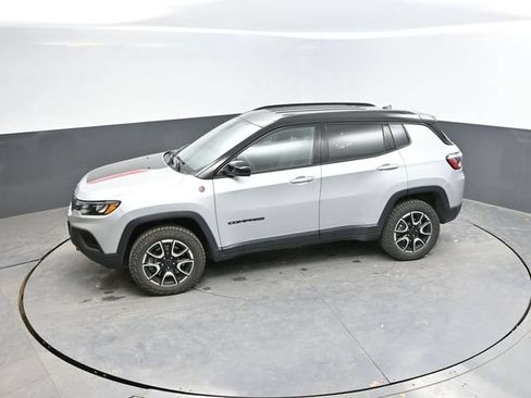 Used 2025 Jeep Compass Trailhawk AWD/4WD image 40