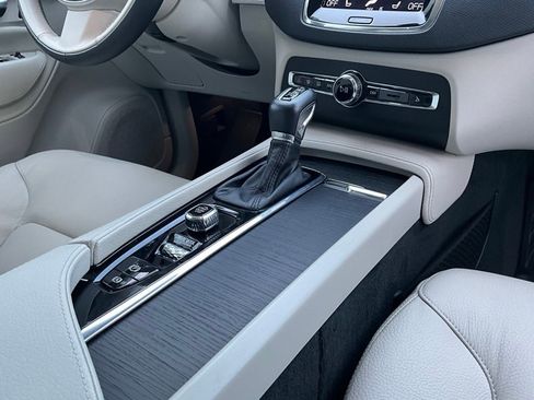 Used 2020 Volvo XC90 T5 Momentum w/ Protection Package Premier image 18