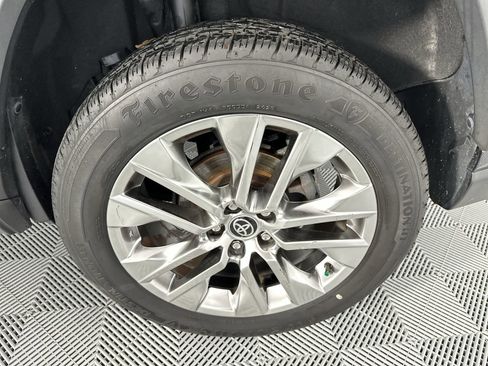 Used 2021 Toyota RAV4 XLE Premium FWD image 10