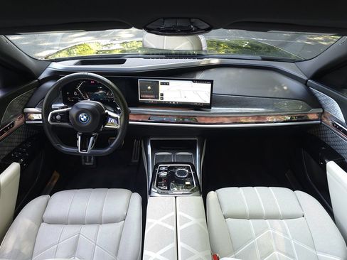 Used 2023 BMW i7 xDrive60 AWD/4WD image 10
