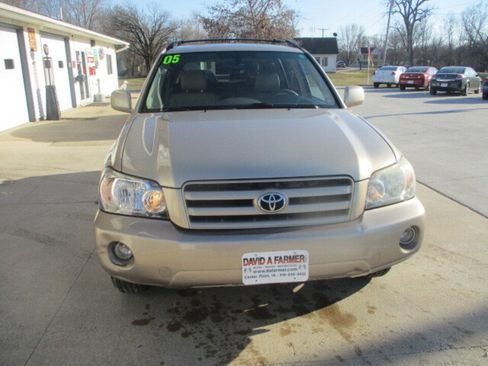 Used 2005 Toyota Highlander 4WD V6 w/ 3rd Row image 3