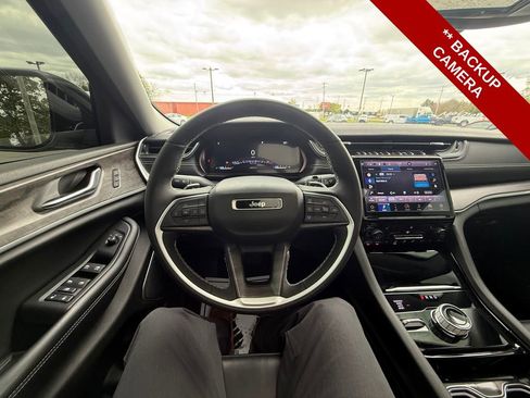 Used 2023 Jeep Grand Cherokee Limited w/ Black Appearance Package AWD/4WD image 16
