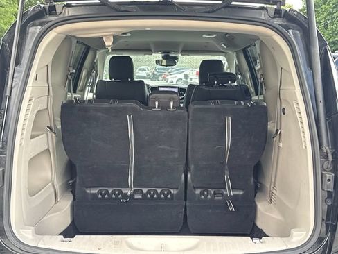 Used 2023 Chrysler Pacifica Touring-L FWD image 13