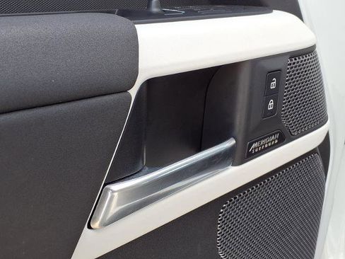 Used 2023 Land Rover Defender 90 SE image 16