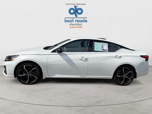 Used 2023 Nissan Altima 2.5 SR w/ SR Premium Package FWD image 3